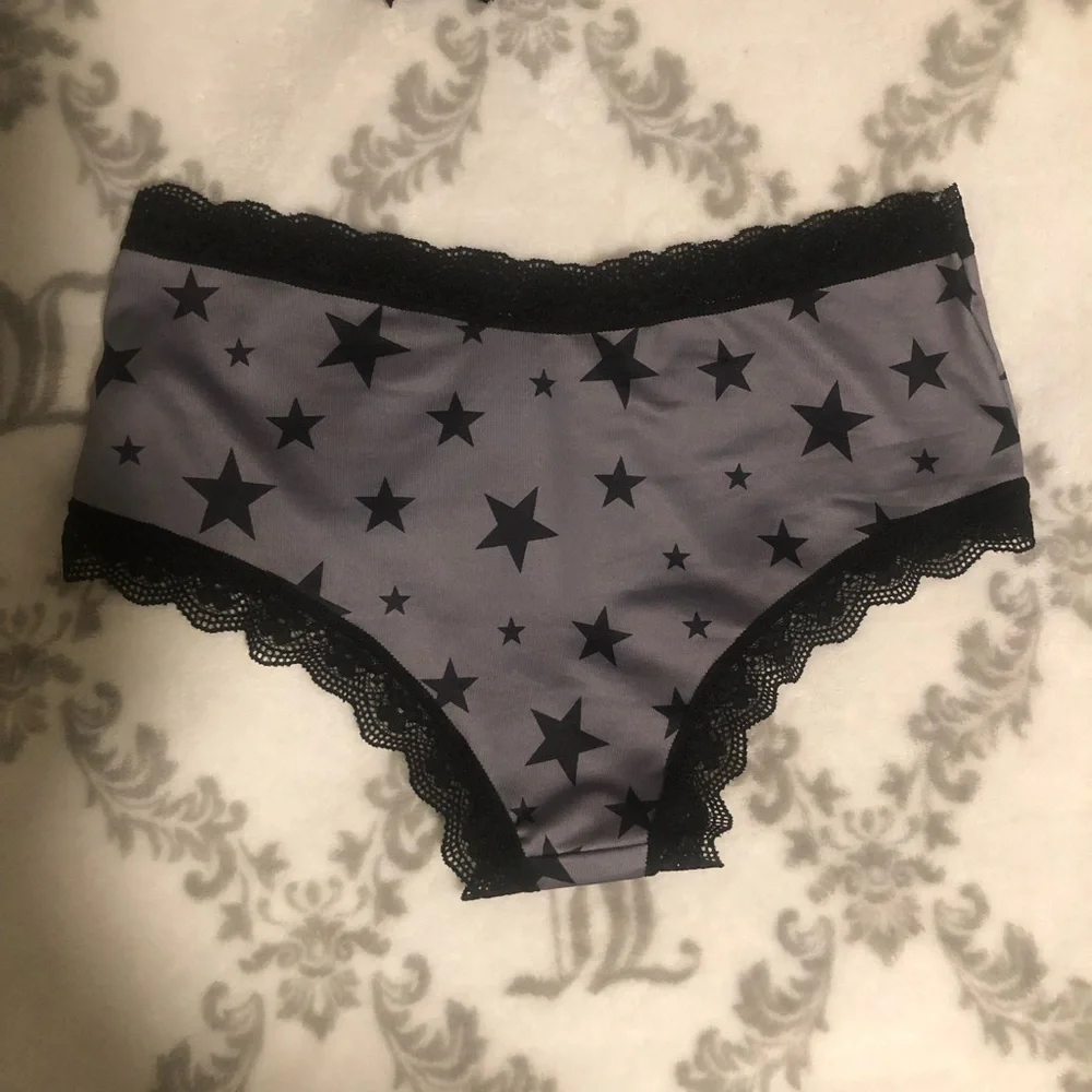 ROMWE Skull, Rose, & Star Underwear, Pack of 3 - Picture 6 of 10
